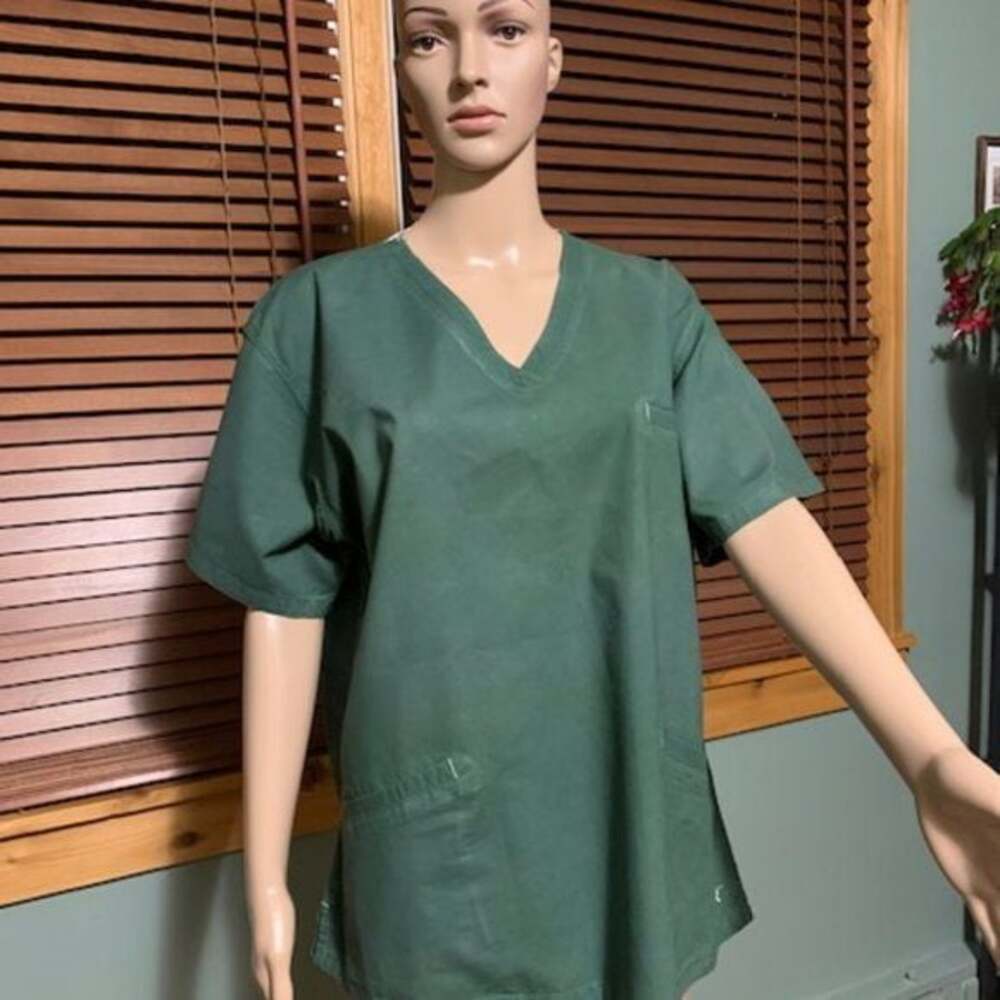 PRE-OWNED IGUANA TOP SCRUB TREE GREEN SIZE X-LARGE